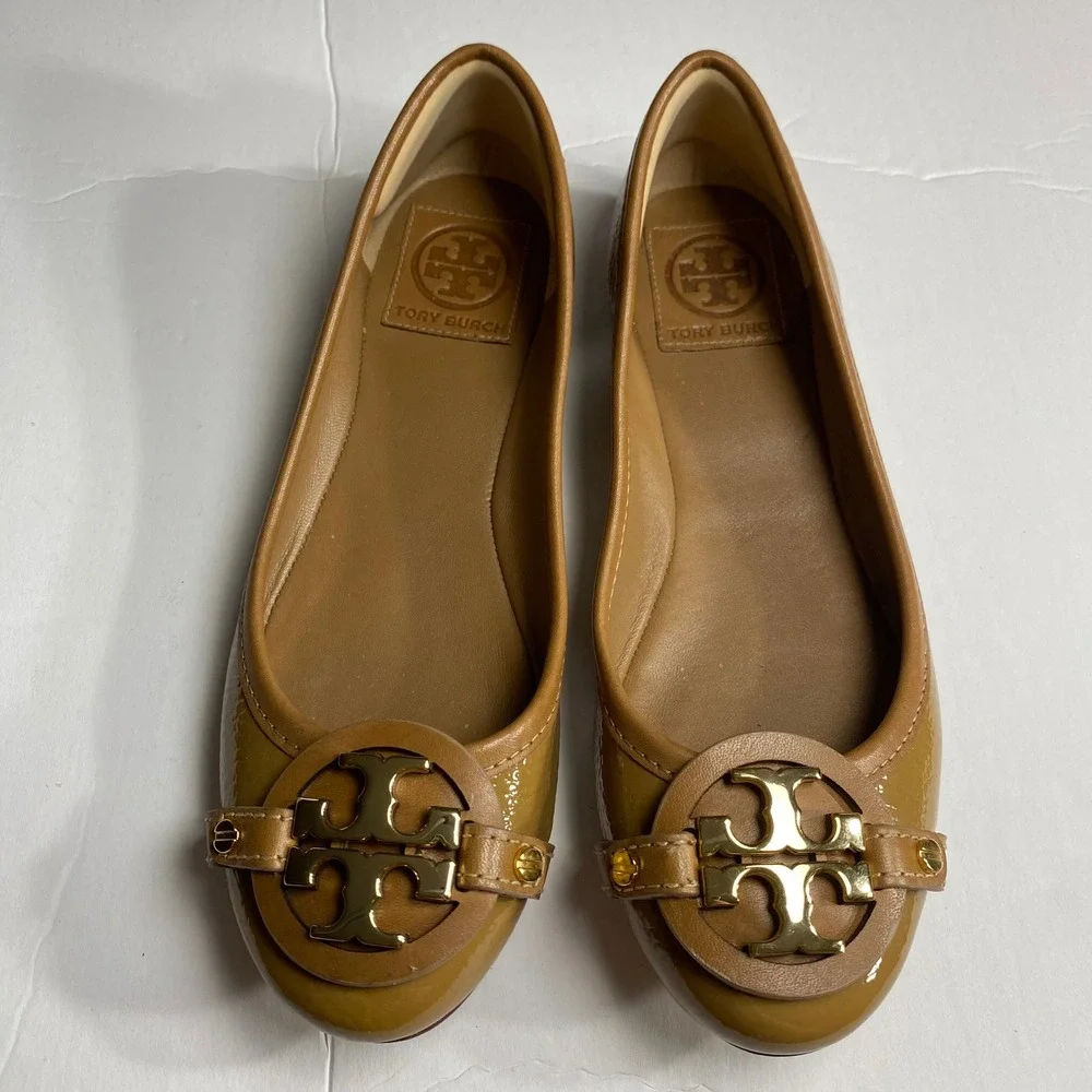 Tory Burch Aaden Ballet Flats Tan Patent Leather Gold Gone Logo Emblem Size‎ 5.5